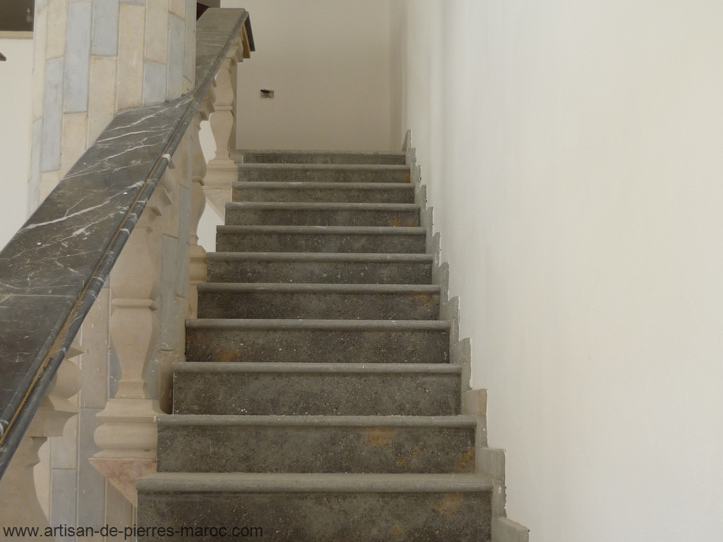 Escalier en pierre grise