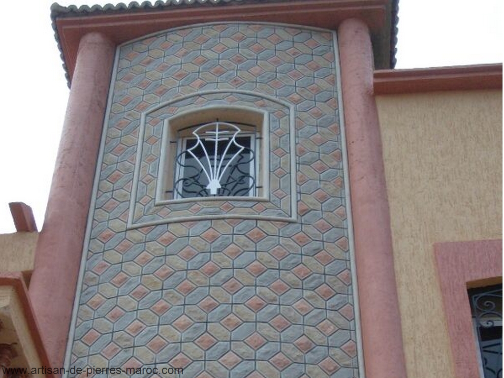 Calepinage de pierre en appareillage à motif géométrique sur façade