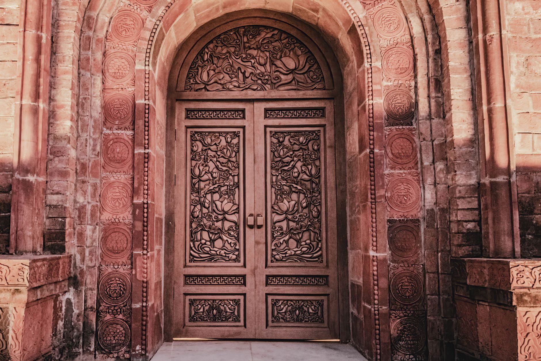 Encadrement de porte en pierre taillée