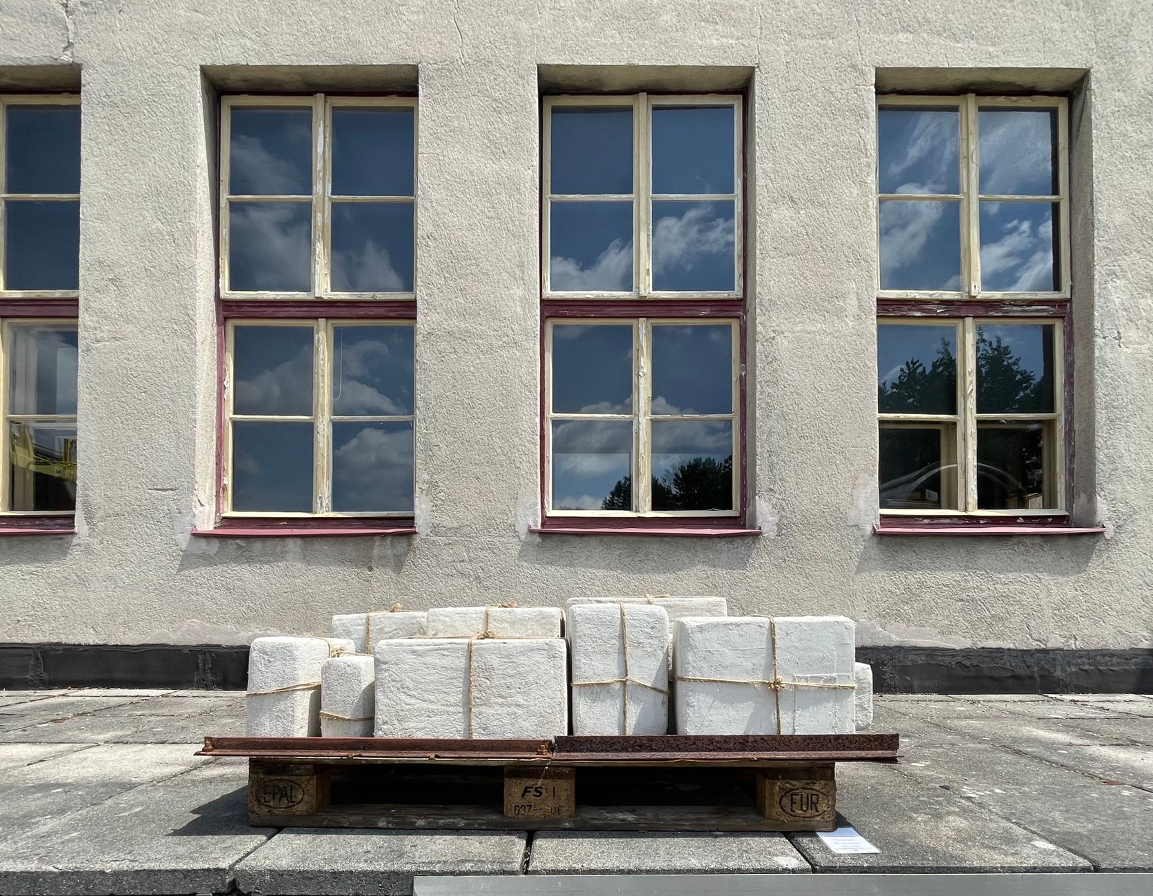 Pierre de Taza sur palettes prête pour livraison sur chantier