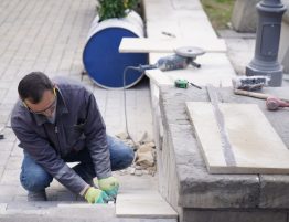 Taille de blocs de pierre par un tailleur de pierre